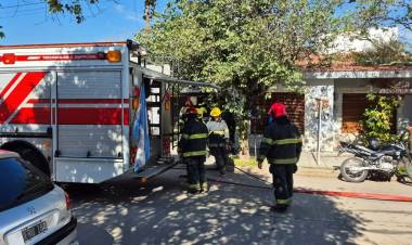 Dos dotaciones de bomberos trabajaron en incendio en una vivienda de calle Larrea