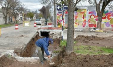 Avanza la reparación del canal pluvial en la intersección de calle Colón y José Hernández