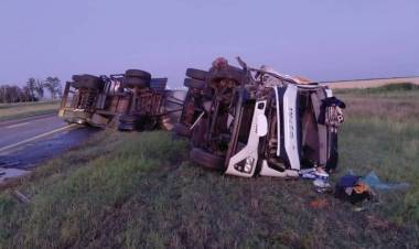 Choque entre un colectivo y un camión en la Autovía 19 dejó un lesionado leve