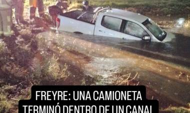 Despiste y caída a un canal: bomberos trabajaron en la extracción de una camioneta en Freyre