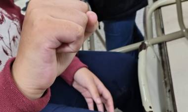 Un estudiante quedó con el dedo atrapado y fue asistido por bomberos