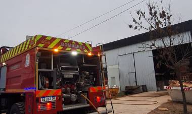 Bomberos sofocaron un incendio en una empresa del Parque Industrial
