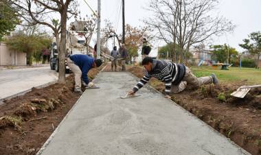Bernarte supervisó la etapa final de las obras en Plaza del Encuentro y destacó el plan de renovación de veredas en los espacios verdes de la ciudad