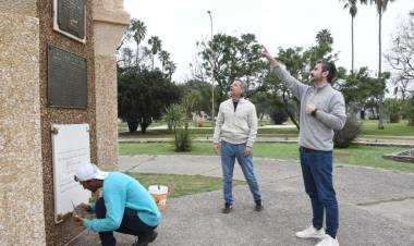 Las esculturas de Plaza Vélez Sarsfield recuperan su color original como parte de su restauración
