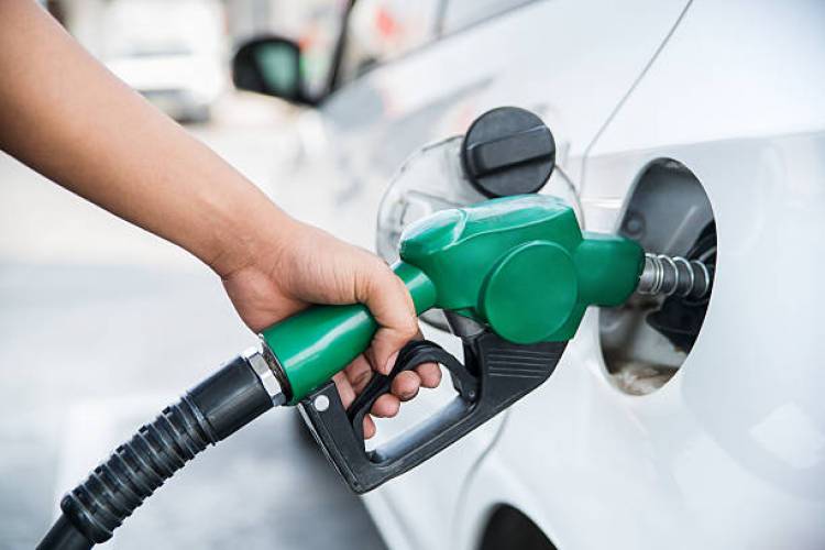 Oficializaron la postergación del aumento en el impuesto a los combustibles