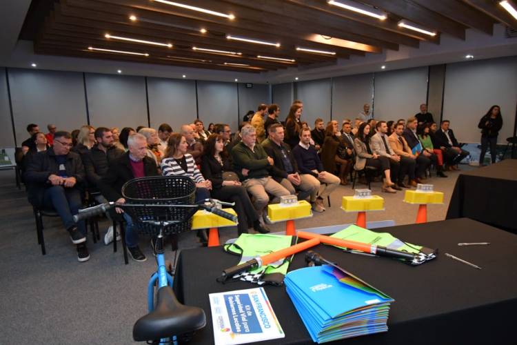 San Francisco recibió kits de seguridad vial y firmó convenios con la provincia