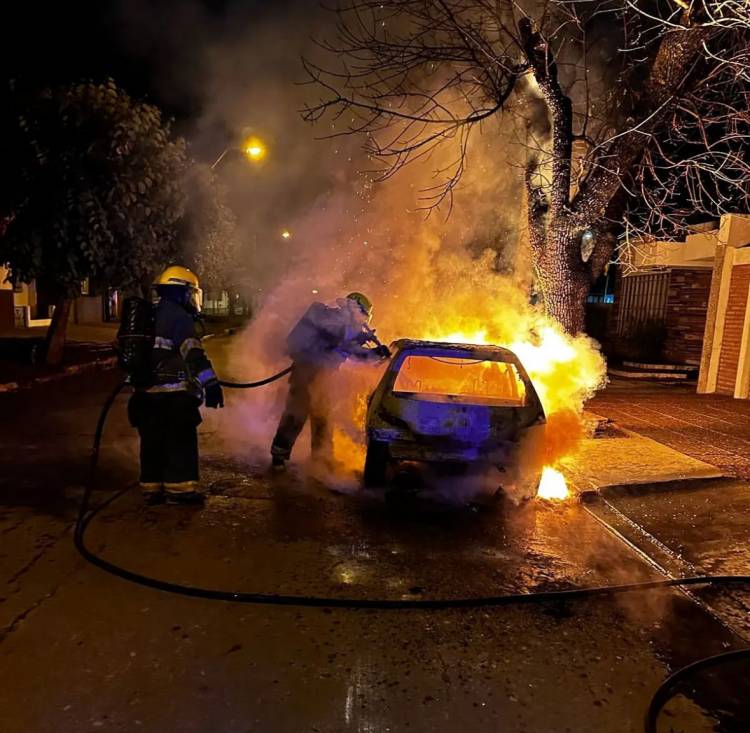 Vehículo se incendió en el centro