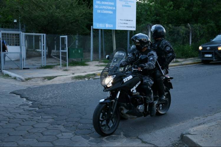 Policía en patrullajes secuestra cocaína y también detiene a un hombre con pedido de captura