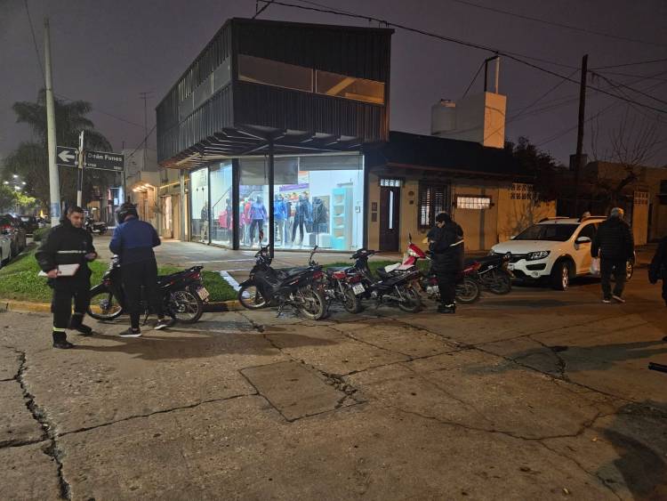 104 motos y 3 autos retenidos en controles viales en una semana