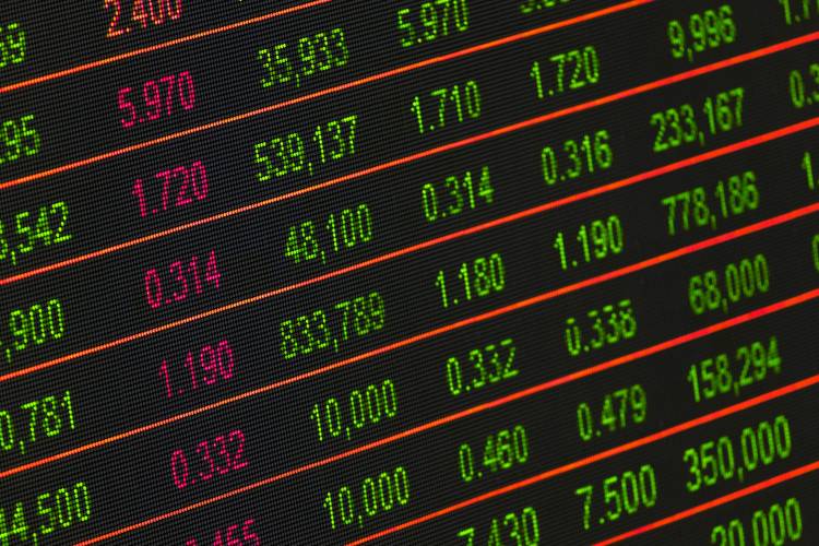 Reacción negativa de los mercados tras los anuncios de Caputo: fuerte caída de acciones y suba del dólar libre