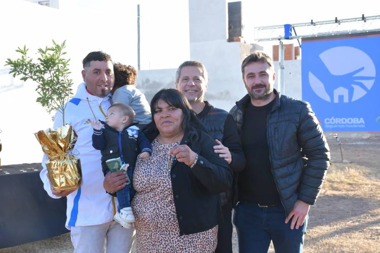 Bernarte cumplió el sueño de la casa propia a cinco familias con la entrega de viviendas semilla 