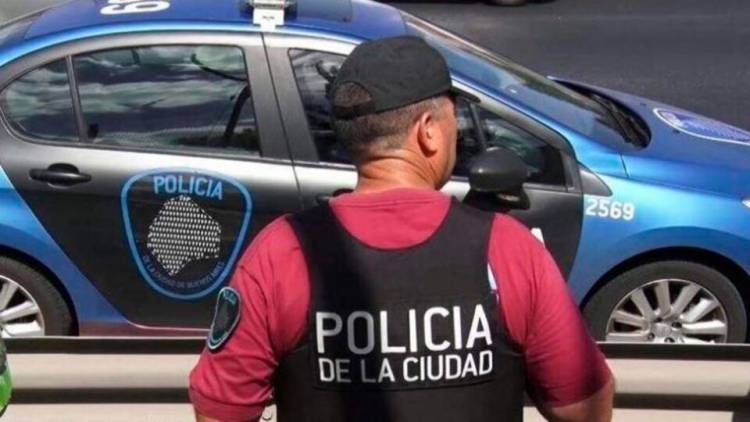 Embistió a cinco policías motorizados con un auto robado y escapó en medio de una tremenda balacera