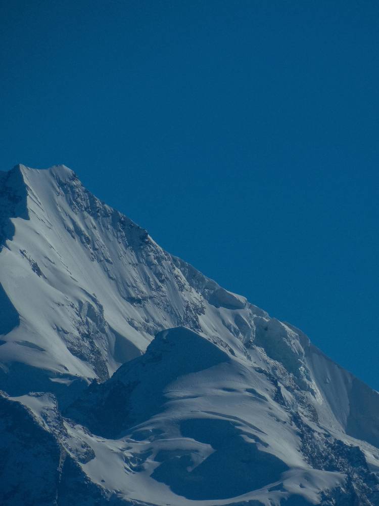 Bariloche: hallan con vida al cordobés desaparecido tras una avalancha, que logró sacar el brazo de la nieve y llamar al 911