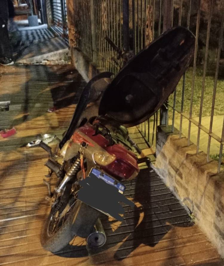 Chocó un poste con su moto y resultó herido
