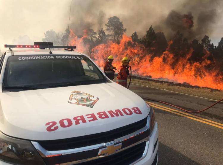 Incendios: los bomberos combaten tres focos en el inicio de este domingo