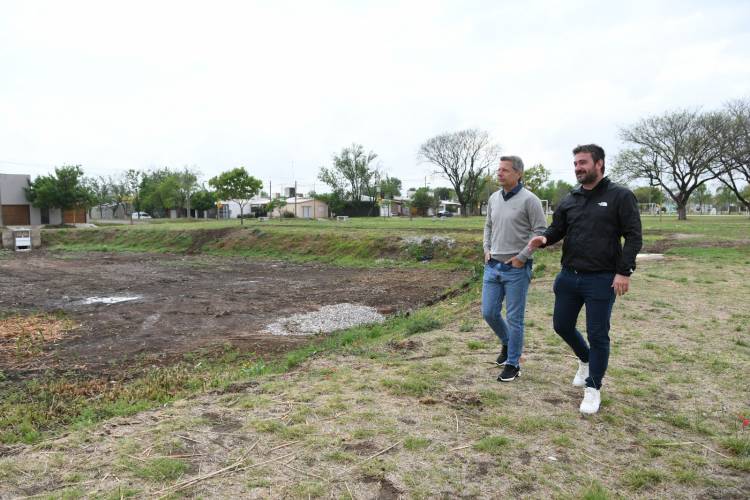 Se realizan obras en la laguna de retardo de Barrio 20 de Junio