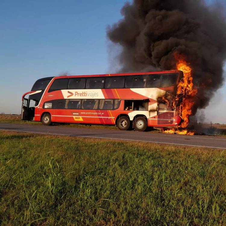 Un colectivo de Pretti Viajes se quemó totalmente en cercanías La Tordilla
