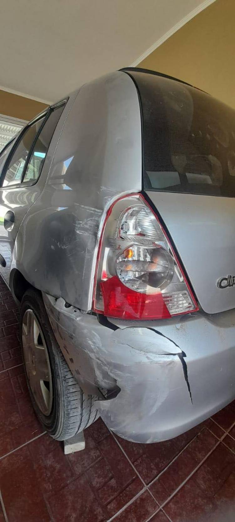 Vecino de la ciudad intenta localizar al responsable de un choque 