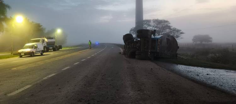 Camión con acoplado volcó esta mañana en Ruta Nacional Nº 158