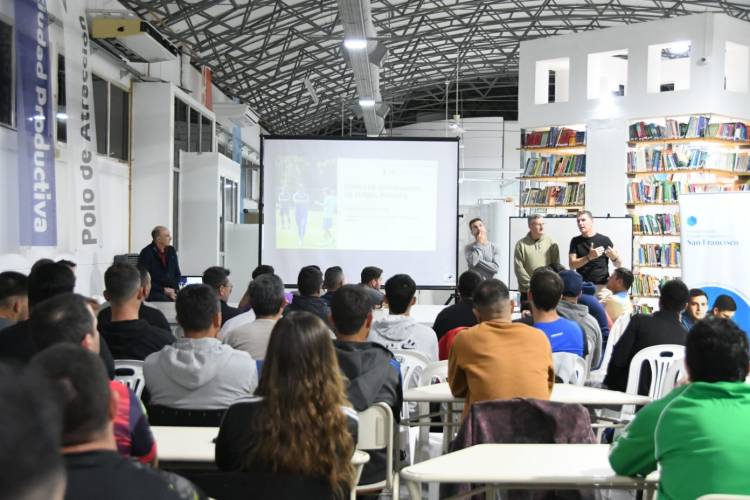 Entrenadores de fútbol infantil se capacitan en recursos pedagógicos