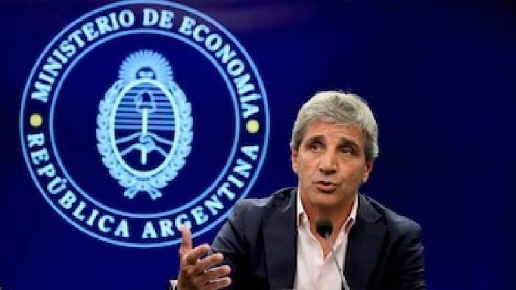 Caputo celebró que una alimenticia retrotrajo las subas de precios anunciadas tras la salida del cepo