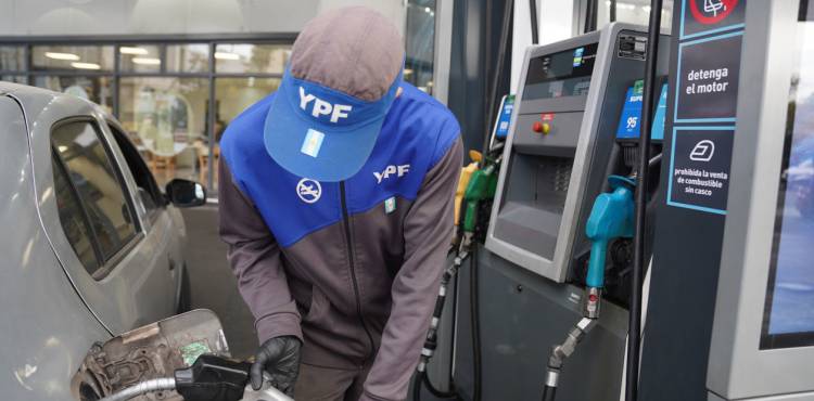 YPF podrá modificar el precio de la nafta en tiempo real según la demanda