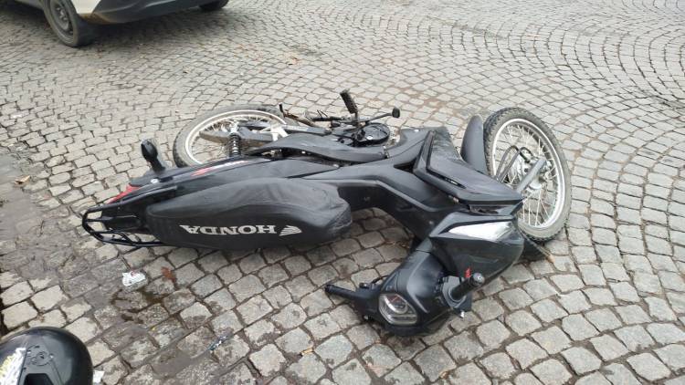 Grave accidente en el centro: una motociclista resultó con fractura de mandíbula 
