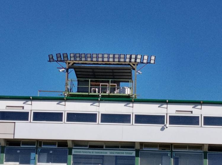 Comenzó el cerramiento de la plataforma de cámaras y streaming en lo alto del Estadio Juan Pablo Francia