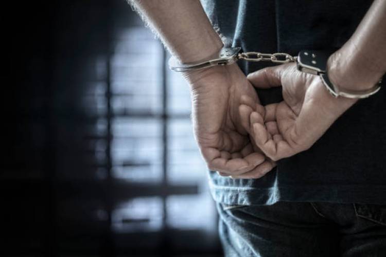 Detienen a tres hombres por posesión de estupefacientes