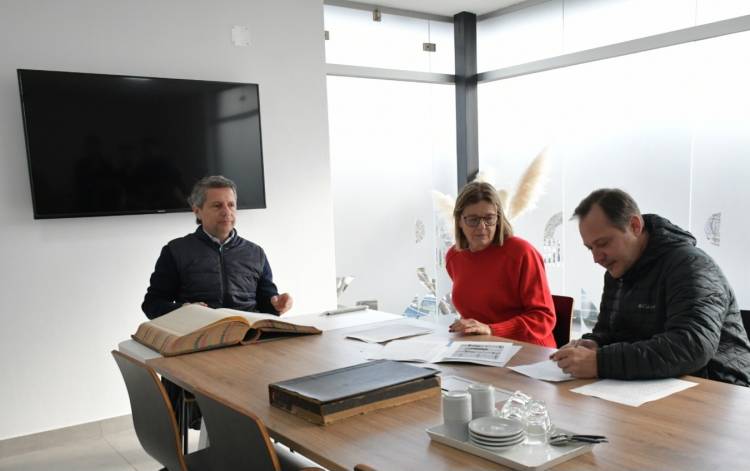 Bernarte recorrió la empresa Bianchi Cueros Argentino y firmó un convenio para fortalecer la capacitación local