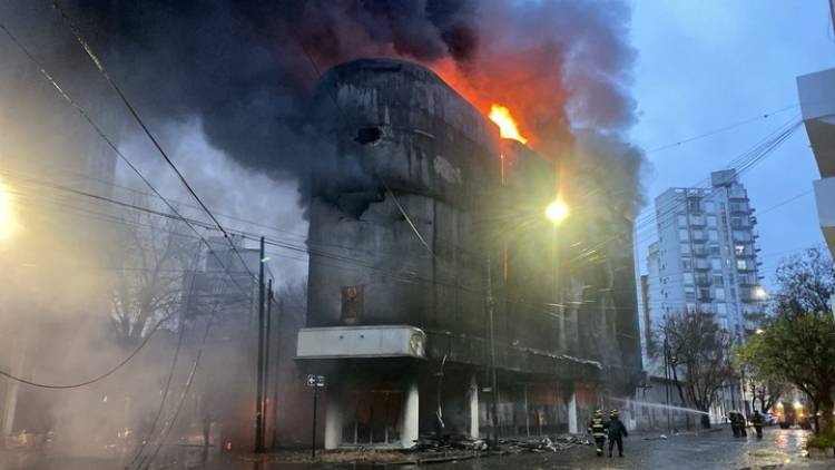 Incendio, explosión y derrumbe en La Plata: se vino abajo un depósito, volaron los electrodomésticos y los vecinos fueron evacuados