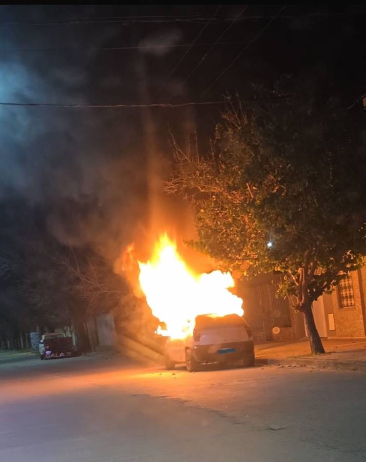 Incendio de un automóvil en barrio Sarmiento 