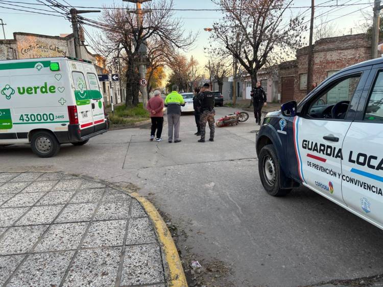 Accidente de tránsito en barrio Catedral entre un automóvil y una motocicleta