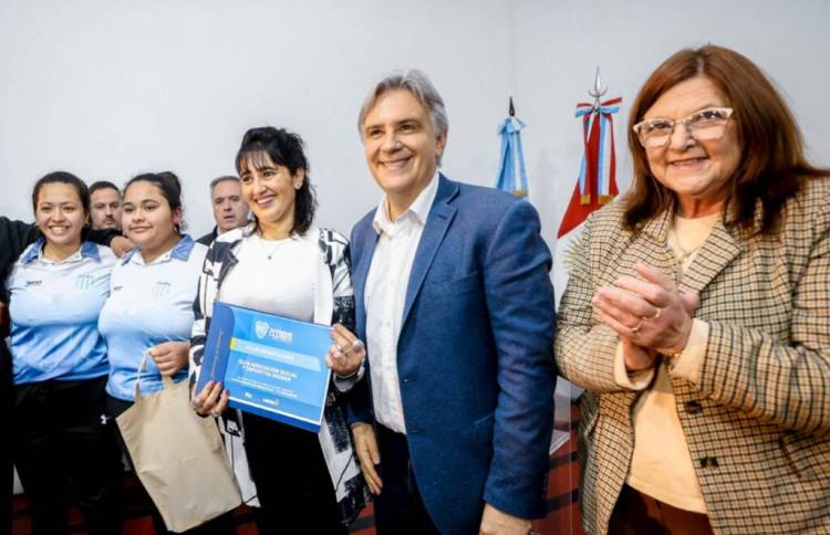 En Seeber, Llaryora entregó viviendas y anunció aportes para infraestructura