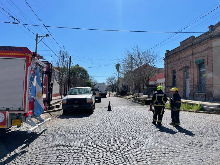 Bomberos voluntarios intervinieron por un escape de gas en la vía pública