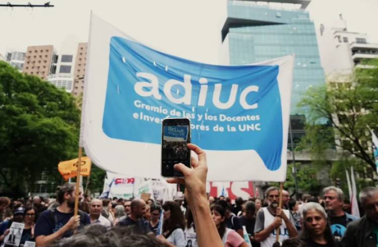 Docentes universitarios realizan un paro este miércoles, jueves y viernes