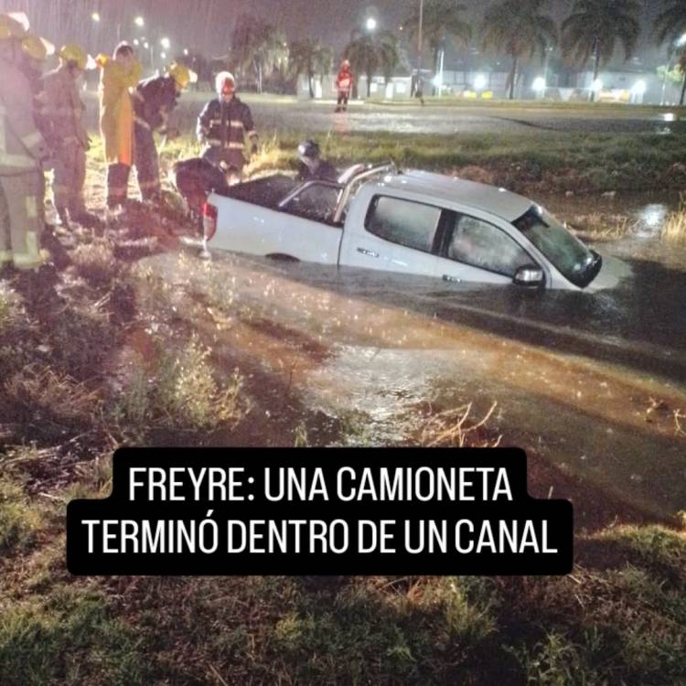 Despiste y caída a un canal: bomberos trabajaron en la extracción de una camioneta en Freyre