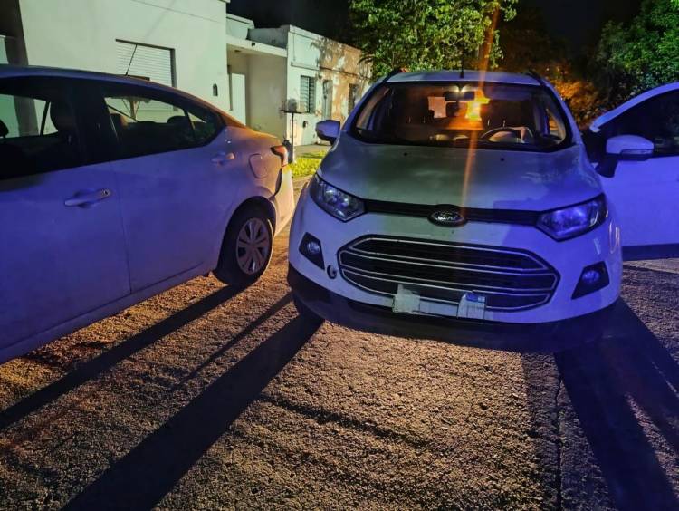 Un conductor alcoholizado intentó darse a la fuga y chocó con un auto estacionado