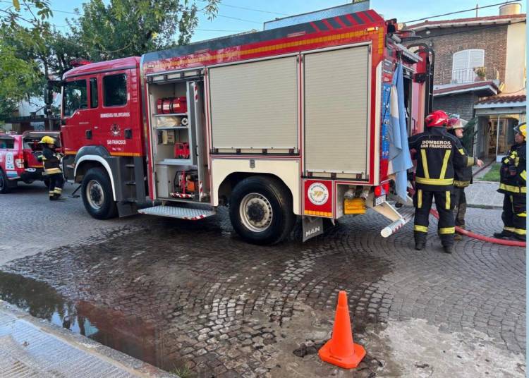 Bomberos sofocaron incendio de un quincho en barrio Catedral