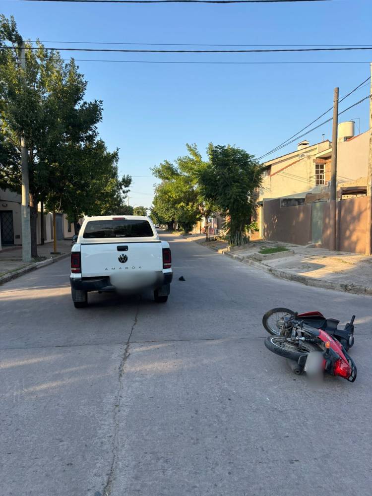Motociclista sufre fracturas tras chocar con una camioneta