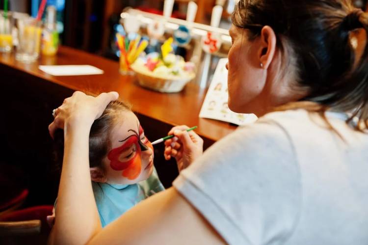 La ANMAT prohibió una serie de maquillajes y perfumes infantiles: la lista de los productos ilegales