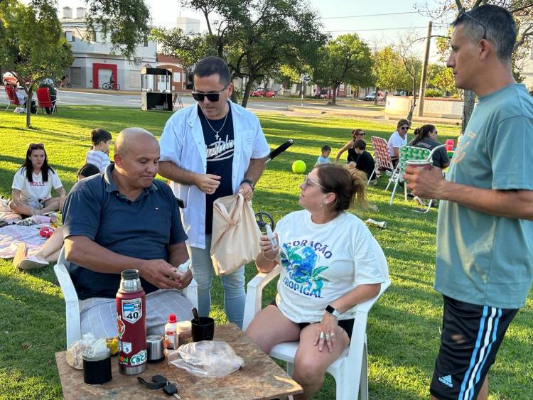 Lucha contra el dengue: La Secretaría de Salud distribuyó repelente contra mosquitos en el centro de la ciudad