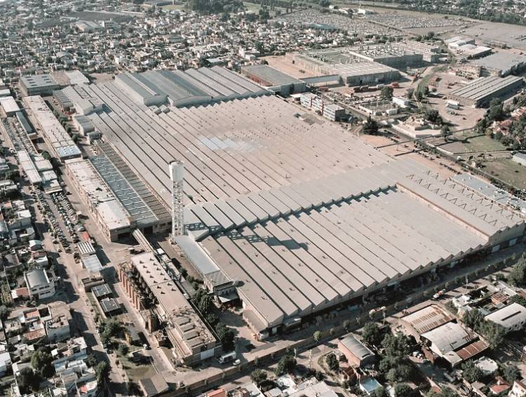 La venta del Peugeot 208 cayó 41,5% y Stellantis paralizó la planta de El Palomar