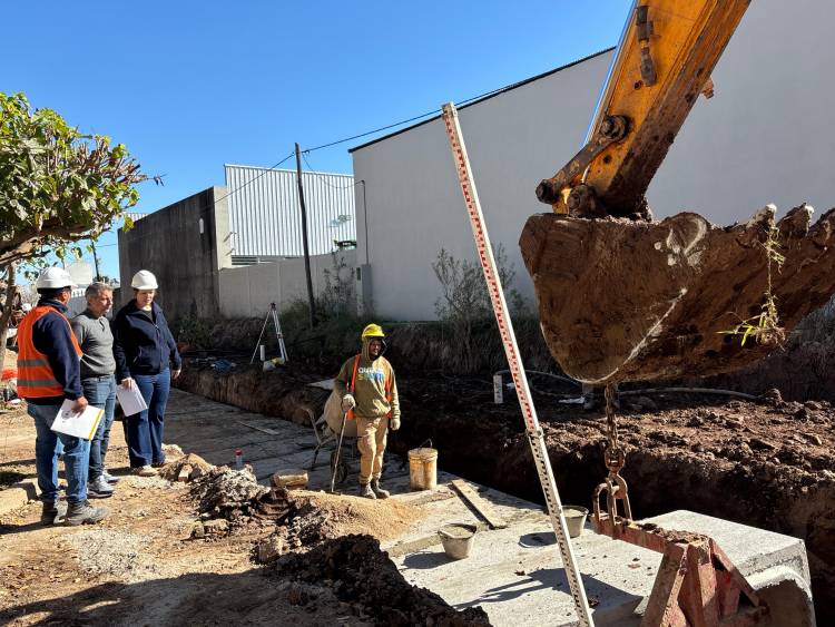 Avanza la obra de entubado del canal pluvial en barrio Parque