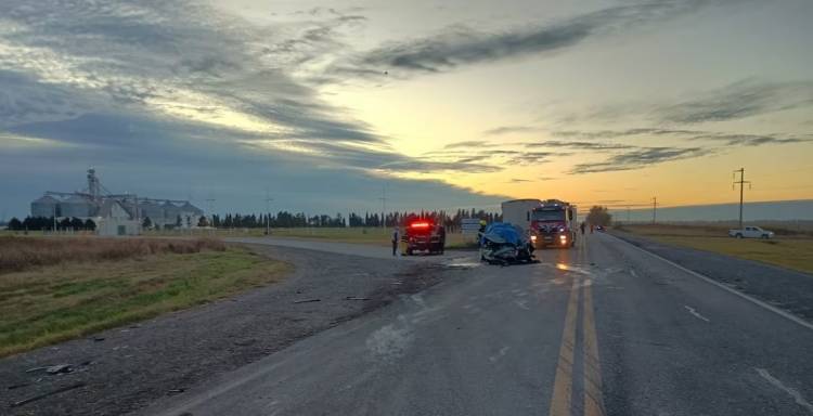 Tres vecinos murieron en un choque entre una camioneta y un camión en Canals