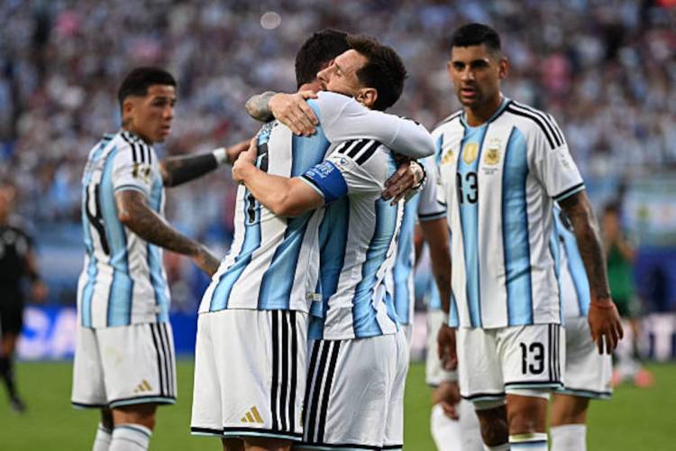 Argentina inició su camino mundialista con una contundente victoria ante Argelia