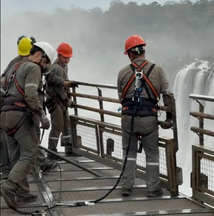 Comenzó el desarme de la pasarela de Garganta del Diablo por riesgo de crecidas