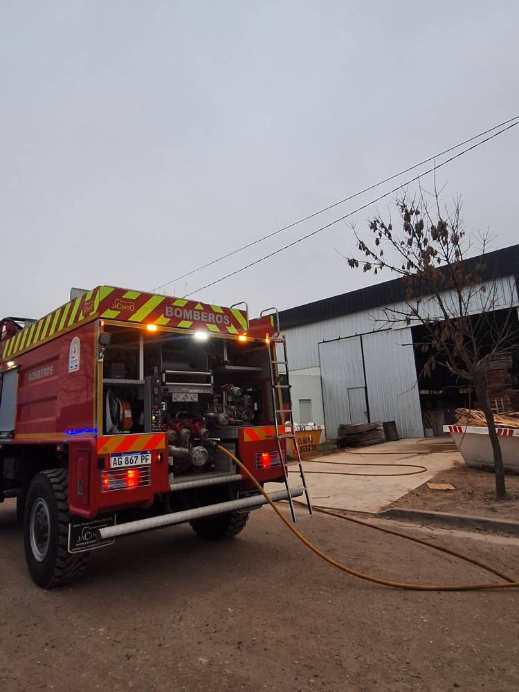 Bomberos sofocaron un incendio en una empresa del Parque Industrial
